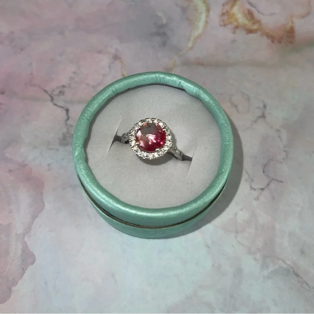 RBP2856 Main Stone: Lab Created Pink Ombre Crystal Matérials: Rhodium Plate Sz 9